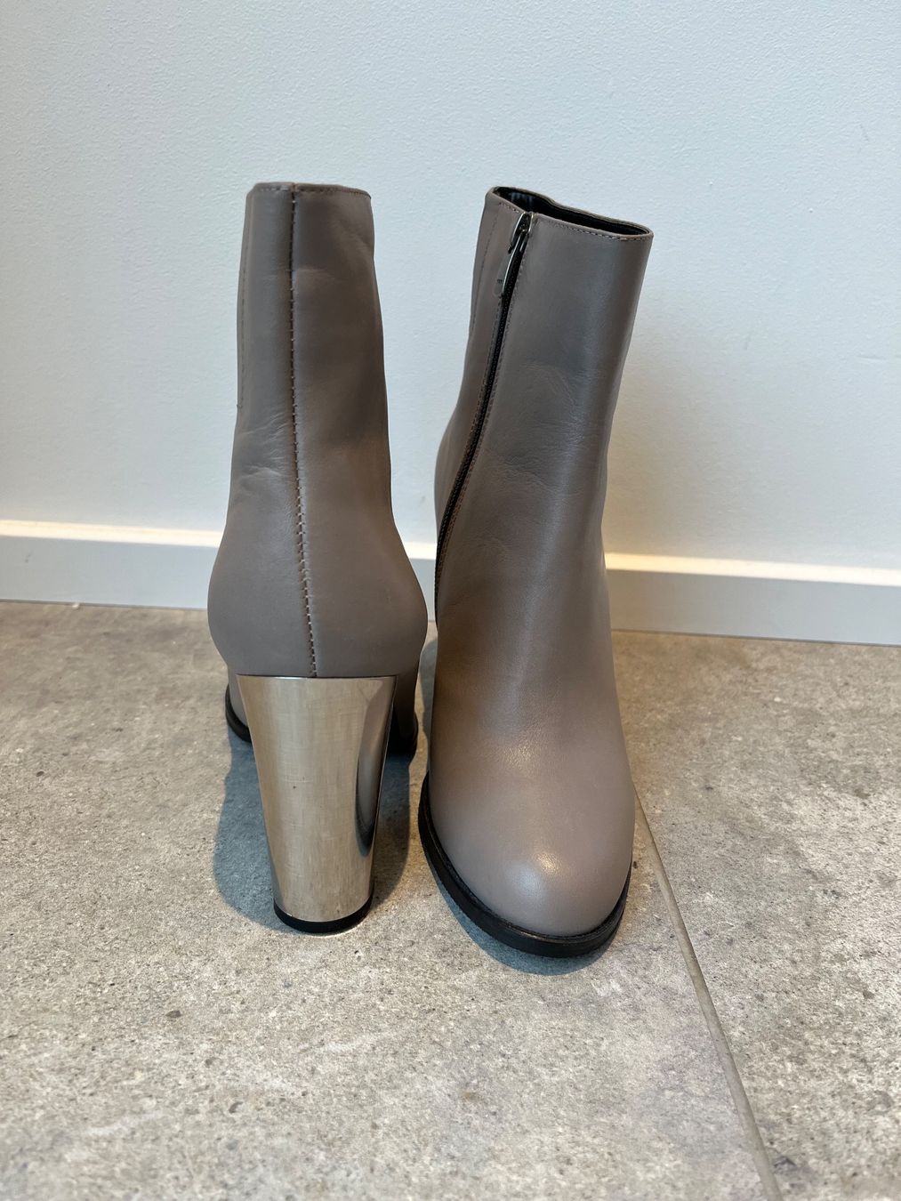Kurt Geiger Scarpe da donna: Kurt Geiger Leder-Stiefelette in taupe – Usato da Ebmatingen venduto da Londoner18