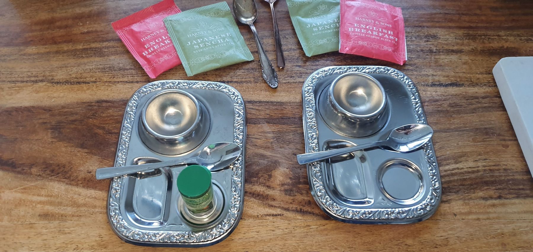 Set di piatti: Eierbecher mit Löffeln und Tablett, breakfast evergreen, oef – Usato da Zollikerberg venduto da Nice_Name