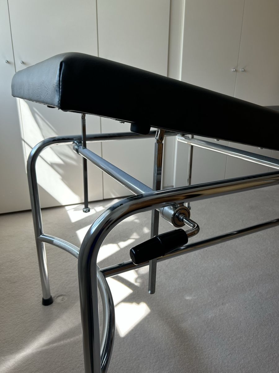 Lettini & sedie per cosmetici: Massive, sehr stabile Massageliege. Lederbezug – Usato da Degersheim venduto da Hellbr 1