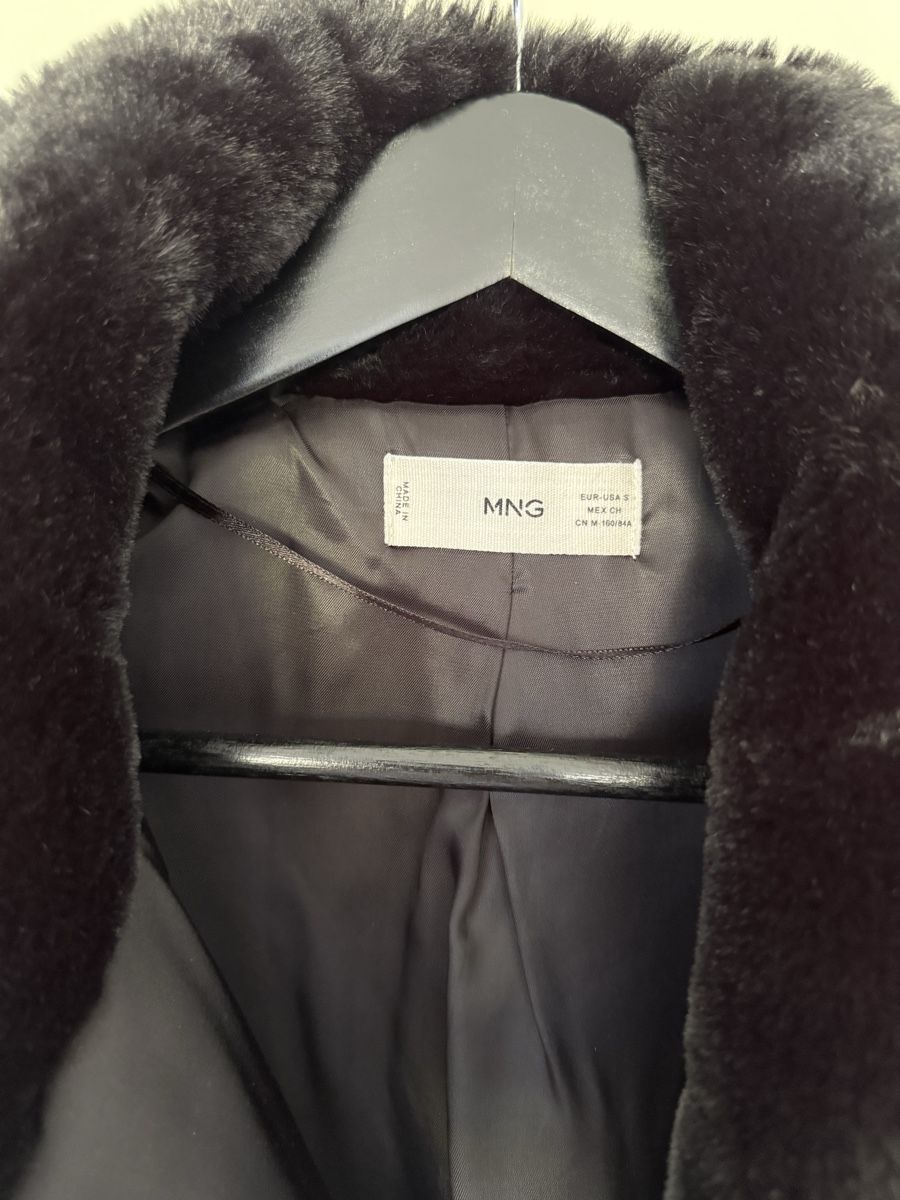 Mango Jacken: NEU Wintermalntel Fakefur Schwarz Grösse S Mango – Neu (gemäss Beschreibung) aus Zug von MC2CC 1