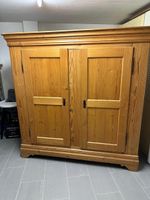 Kleiderschrank aus Holz massiv