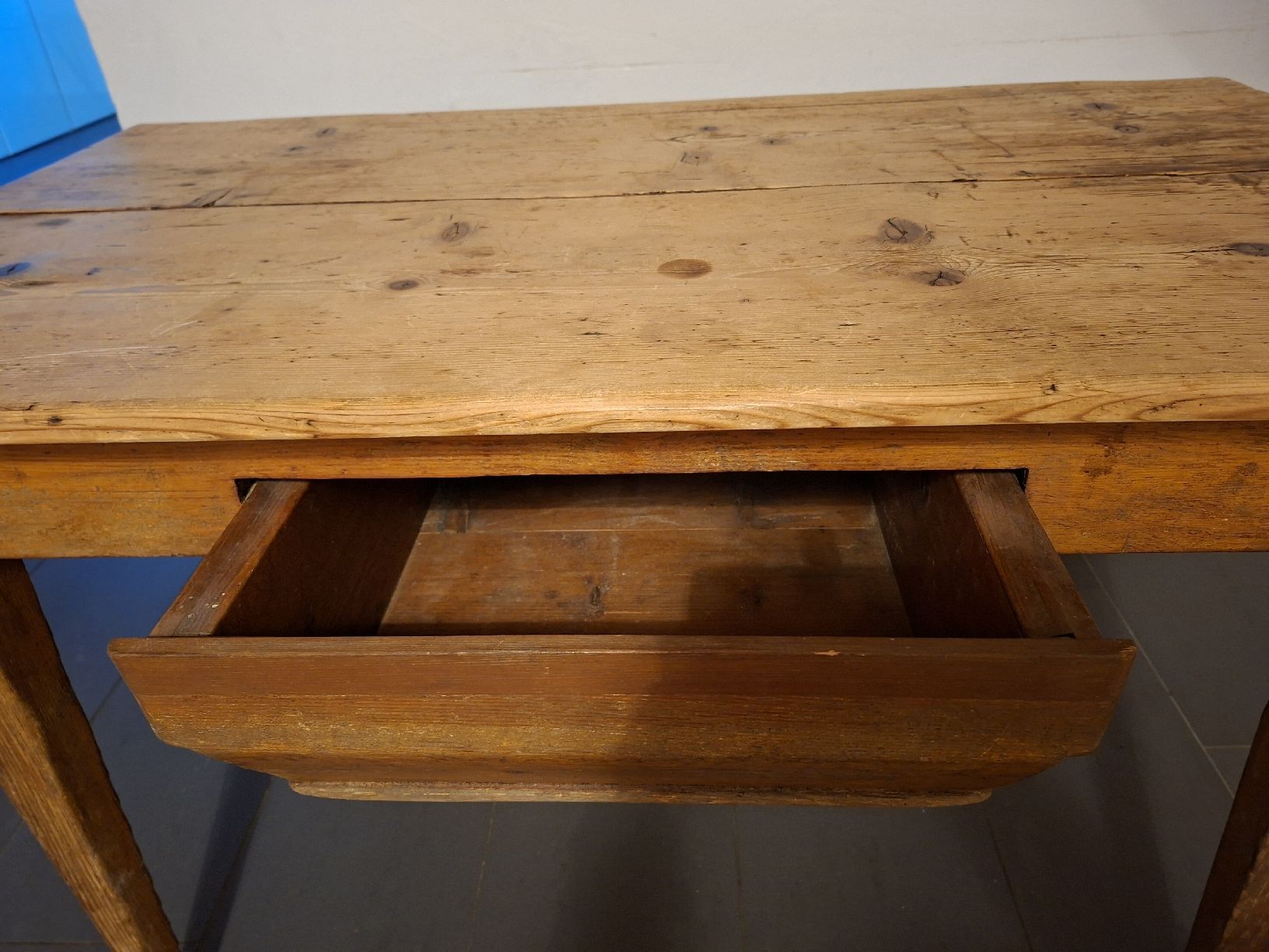 Tavoli: Alter Holztisch mit Schublade  – Usato da Aadorf venduto da Hupfgump 2