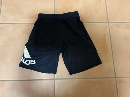 Short Adidas noir taille 140, parfait pour l'été ☀️