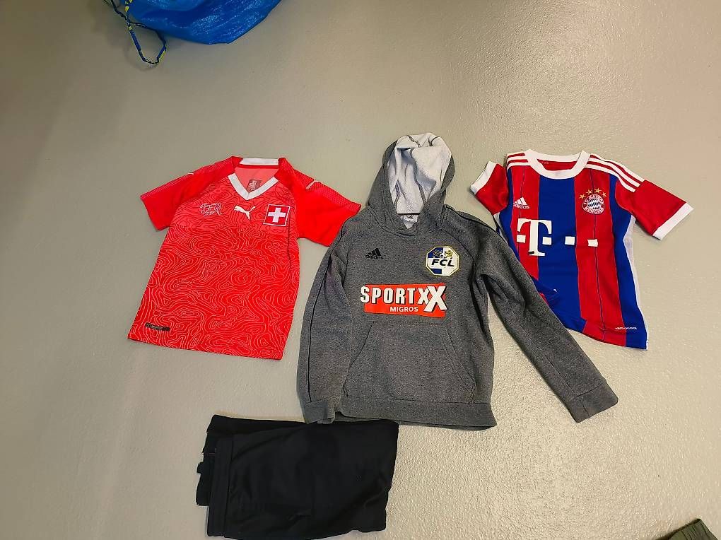 Scarpe, pantaloni & magliette da ginnastica: FCL Bayern München Schweiz Trikots pullover – Usato da Steinhausen venduto da surfero 1