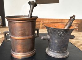 2 antike Mörser aus Eisen mit Stösseln aus Messing