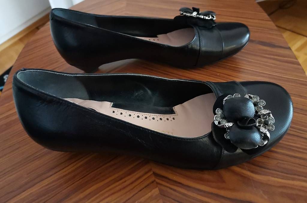 Scarpe da donna: Schwarze Pumps mit Assecoirs, Gr. 37 – Usato da Muri b. Bern venduto da Claudiahuegli 3