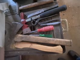 Werkzeug Set Hammer Beil Zange Schraubendreher gebraucht