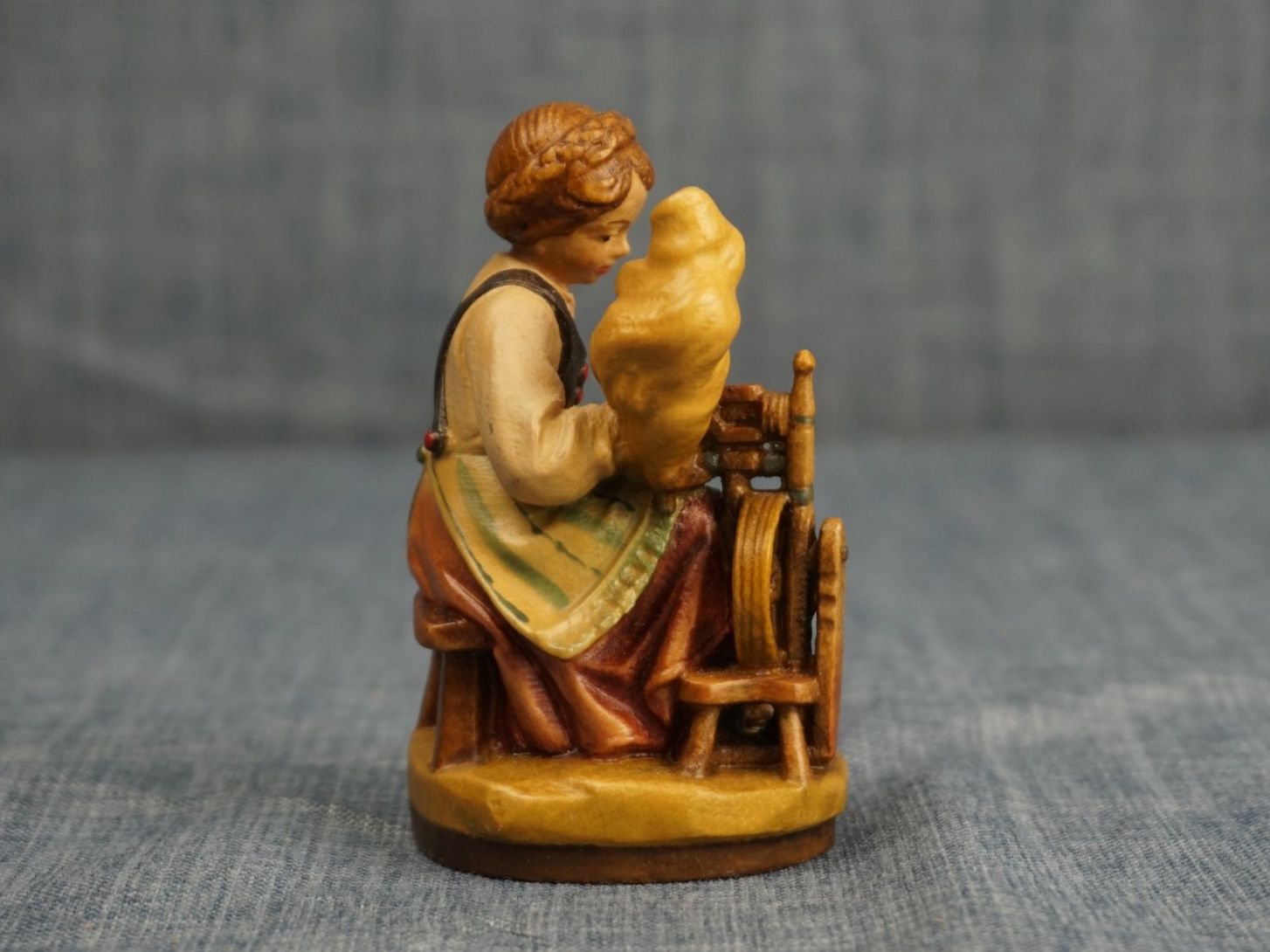 Figuren: Mädchen am Spinnrad mit Katze handbemalt – Gebraucht aus Diessbach b. Büren von Crocharry 1