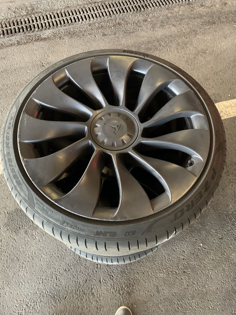 Tesla Pneus & Roues: Roues complètes Uberturbine Tesla model y – D'occasion à Genève par jacquydu