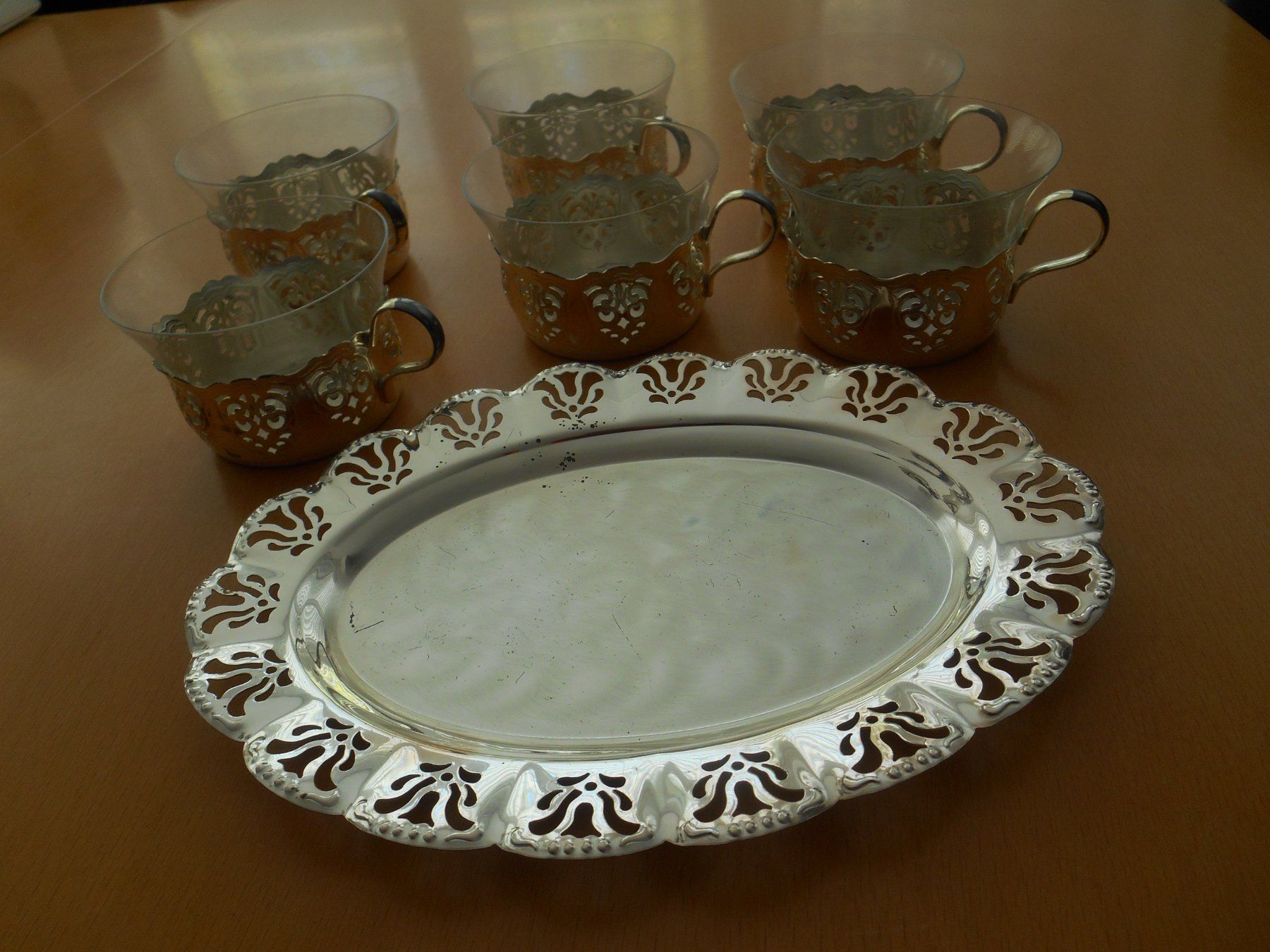 Set di piatti: 6 Teetassen mit kleinem Tablett – Usato da Nussbaumen AG venduto da Sumopi 1