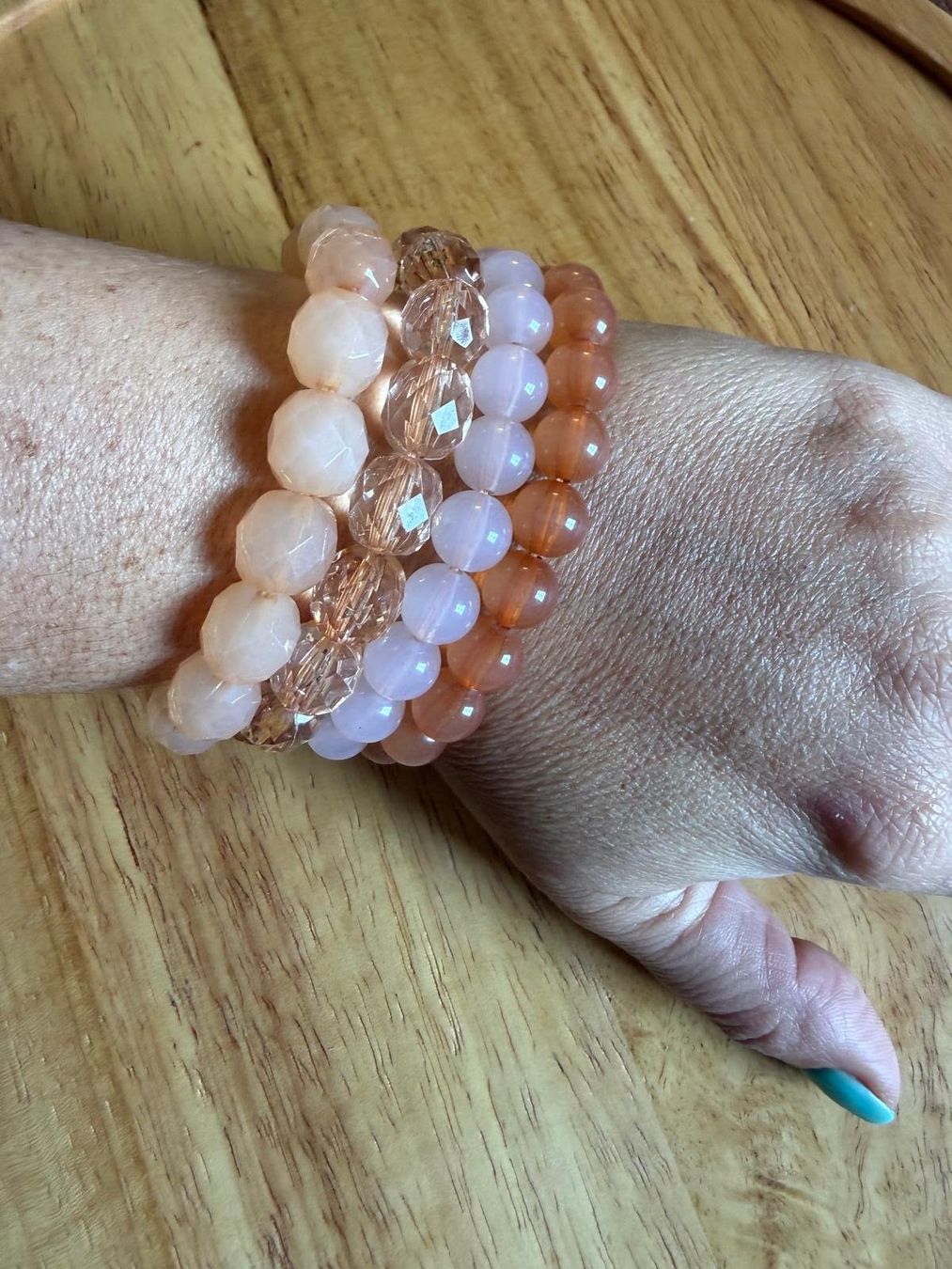 Bracciali & Braccialetti: 4 elastische Perlenarmbänder in Rosé & Apricot, Modeschmuck – Usato da Neerach venduto da Meli_sara 1