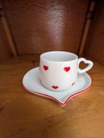 Tasse mit passender Untertasse, Herzförmig