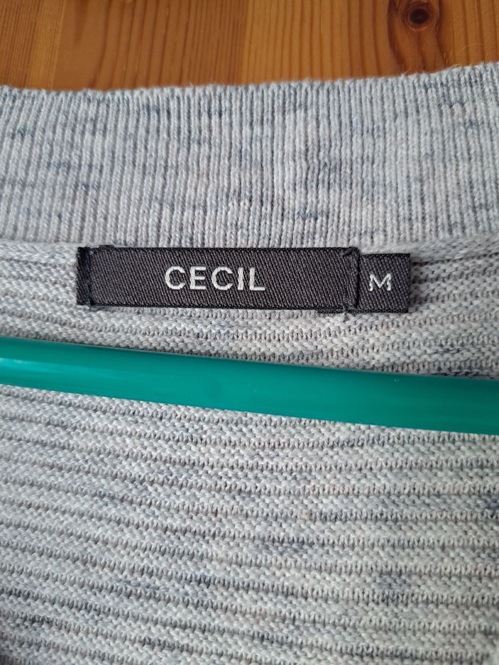 Maglioni & Felpe: Hellgrauer Baumwollpullover – Locker & Stylisch – Usato da Taverne venduto da SelenaR. 3
