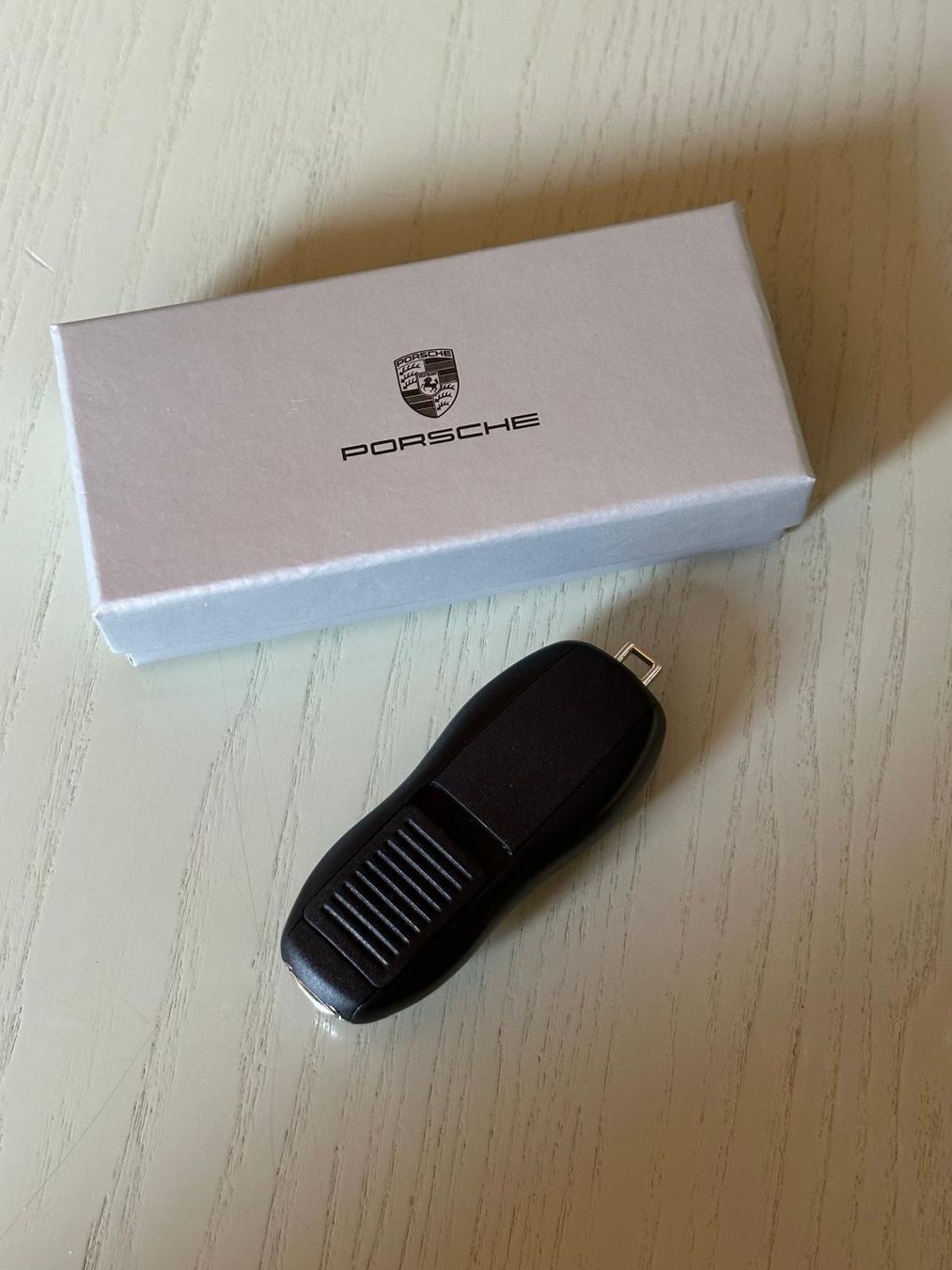 Porsche Chiavette USB: Porsche Original 8GB USB-Stick / NEU – Nuovo e nell'imballaggio originale da Zürich venduto da jimmy_12 1