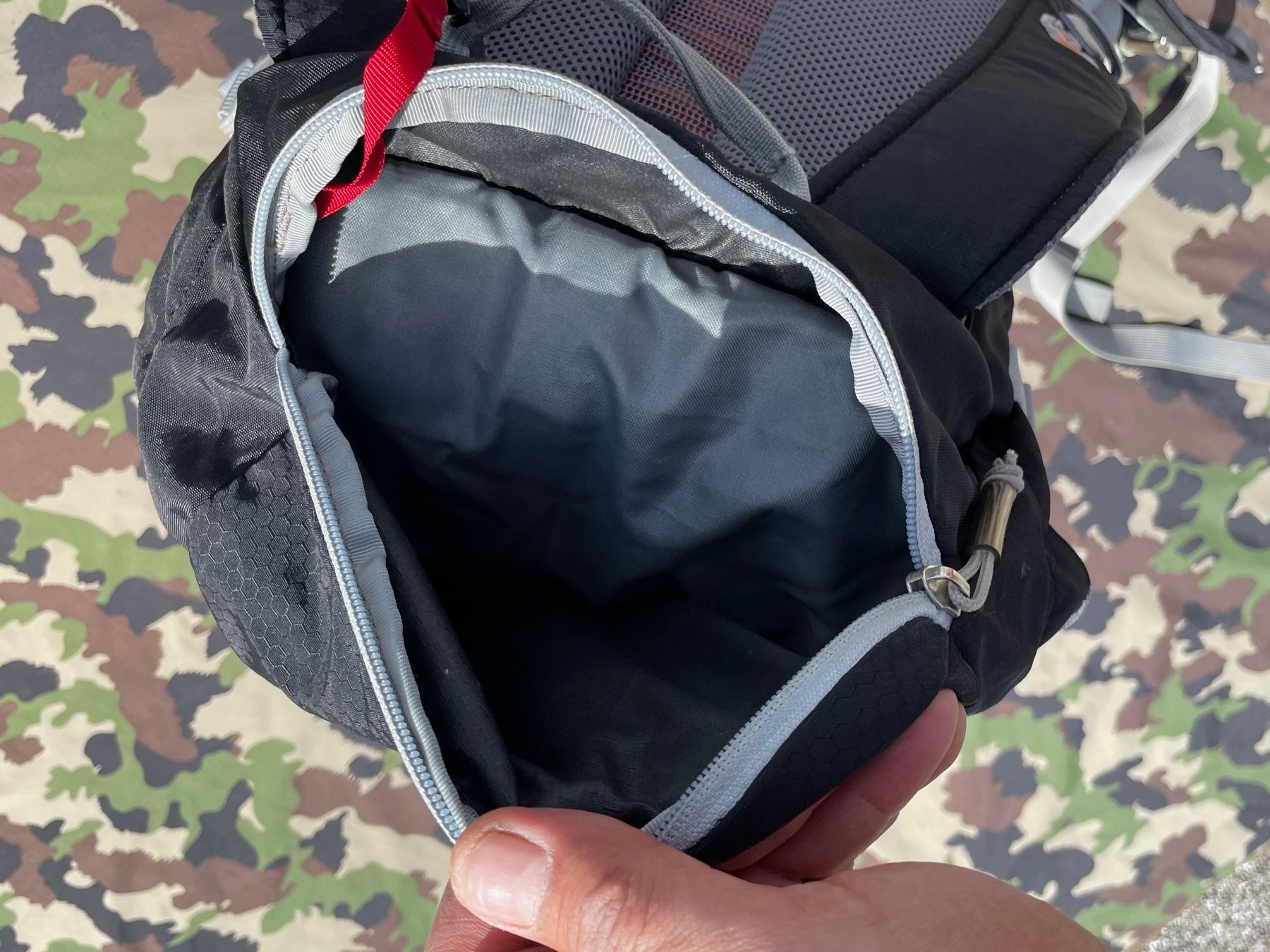 Mountain Hardwear Zaini: Vintage Y2K Mountain Hardware Backpack 25L – Usato da Zürich venduto da le_souk 2