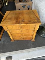 Antike  kleine Holzkommode mit 4 . Schubladen