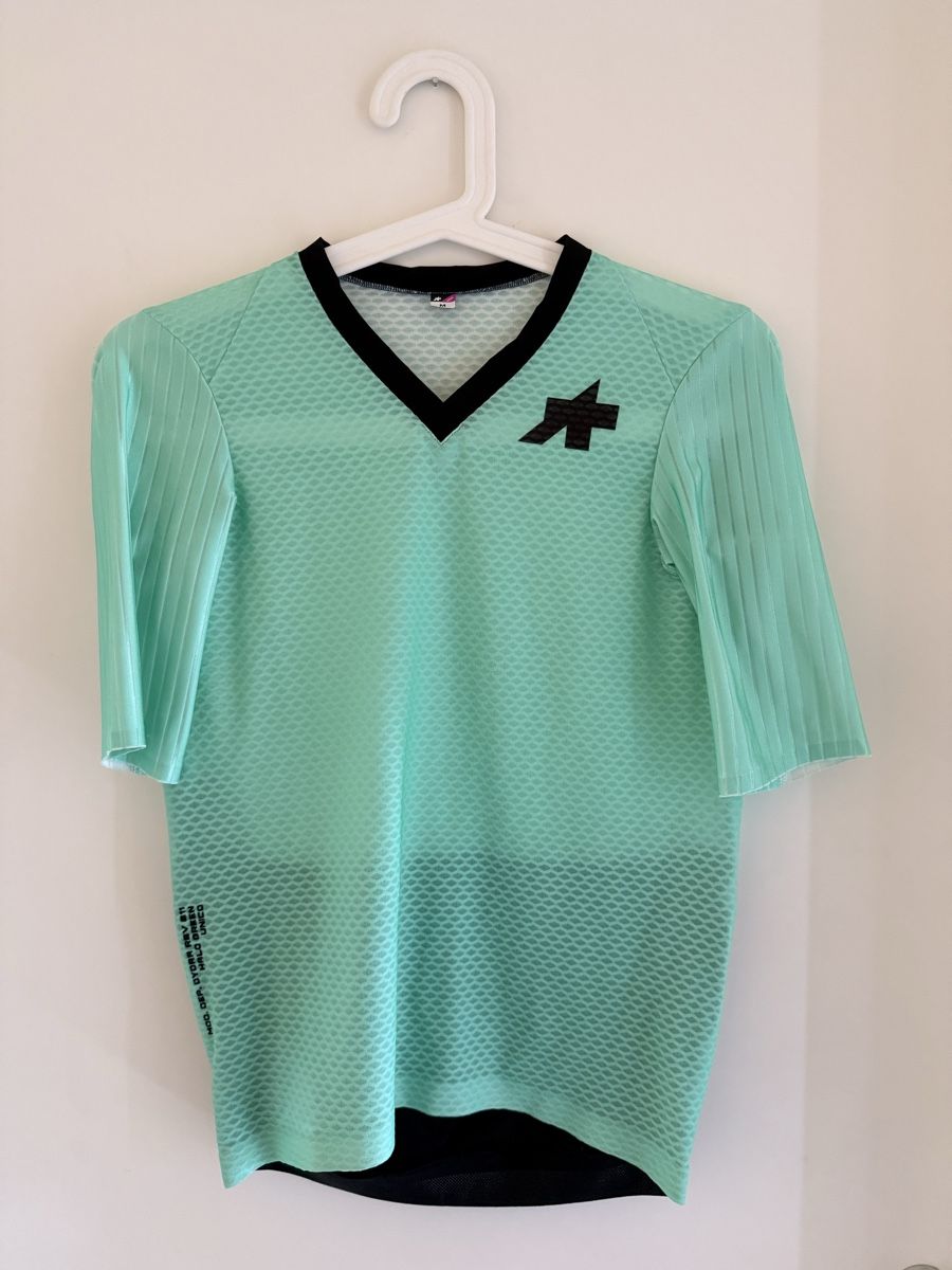 Assos Canottiere & Pantaloni: Assos - taille M, état impeccable! – Nuovo (secondo la descrizione) da Sugiez venduto da Mlle_Bakets