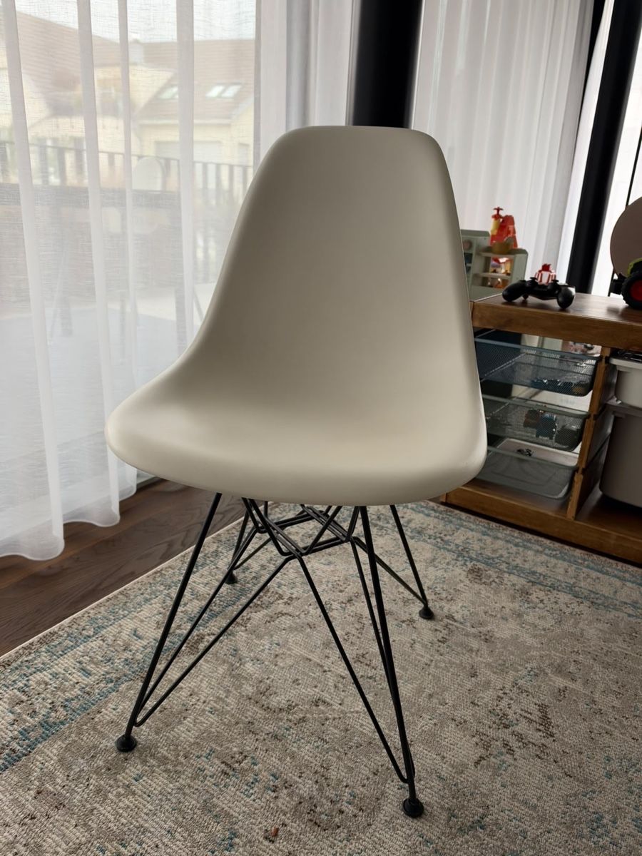 Eames Stühle: Original Vitra Eames Plastic Chair – Gebraucht aus Dübendorf von tj__2jqk