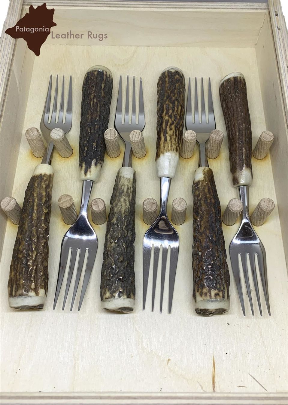 Set di posate: Set mit 6 Dessertgabeln mit Hirschhorn – Nuovo e nell'imballaggio originale da Arbedo venduto da patagonialeatherrugs 1