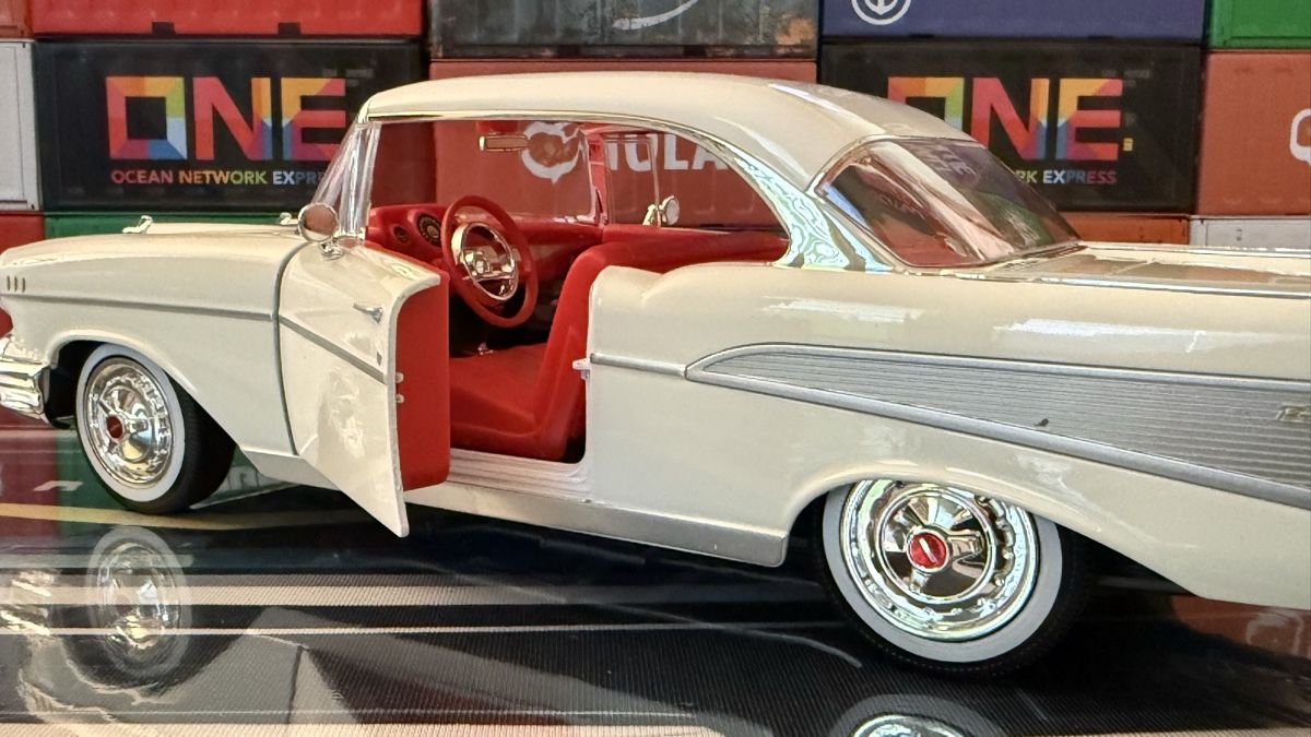 Chevrolet Modellautos: Chevrolet Bel Air 1957 weiss  – Neu (gemäss Beschreibung) aus Basel von Zomeg 1