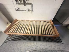 Einfaches Bett und Matratzen 