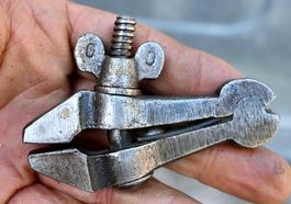 2) antiker FEILKOLBEN Schraubzwinge Länge 8 cm punziert 0