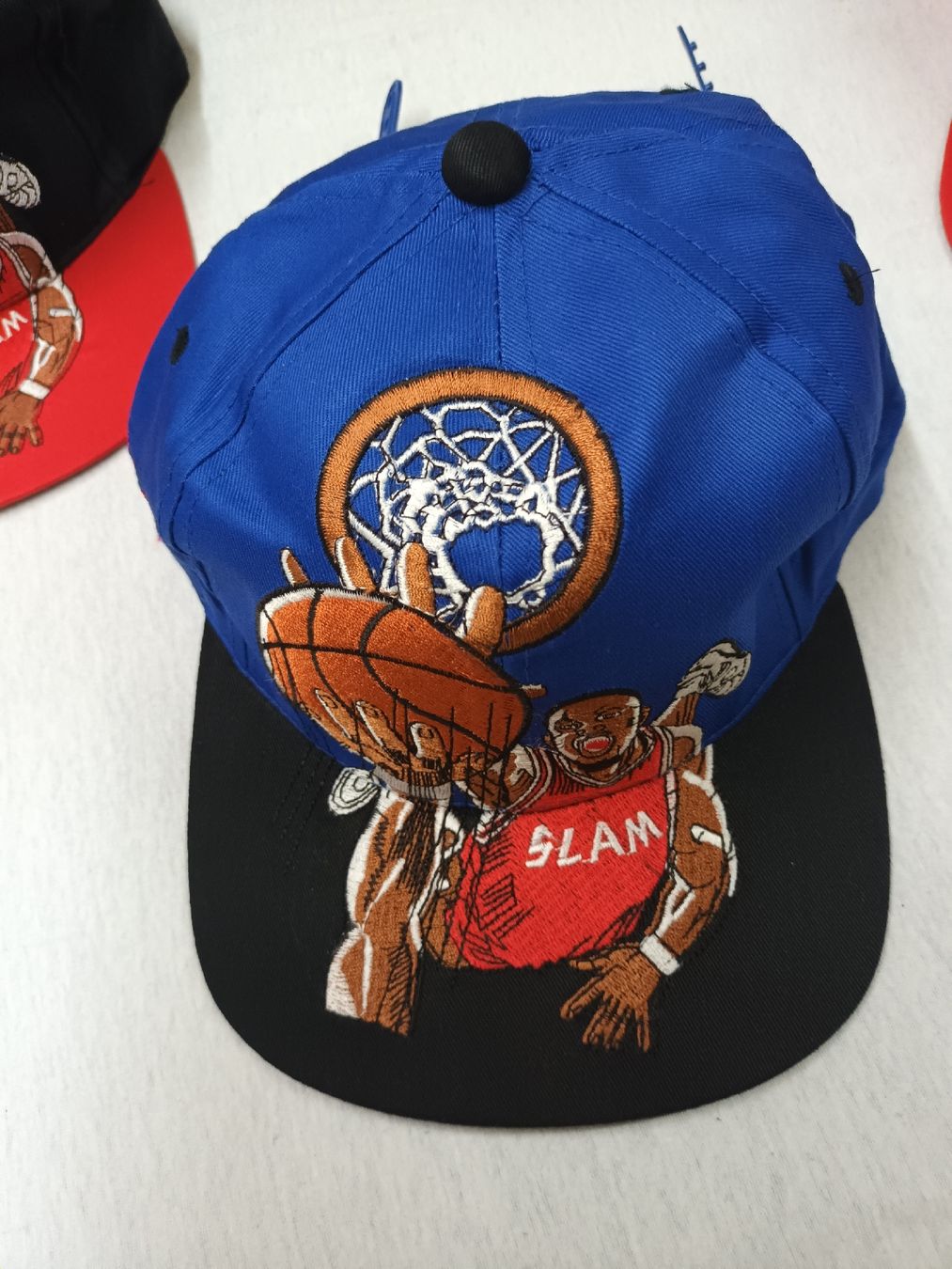 Chapeaux, bonnets & casquettes: 4 Basketball Mützen  neu – Neuf avec emballage d'origine à sursee par pasuro 1