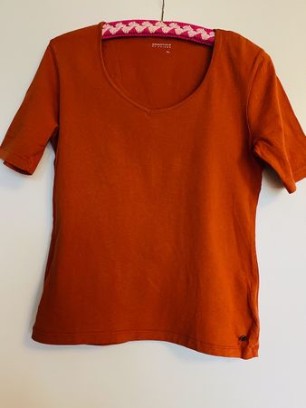 Orangefarbenes T Shirt von Essentials by Axiome