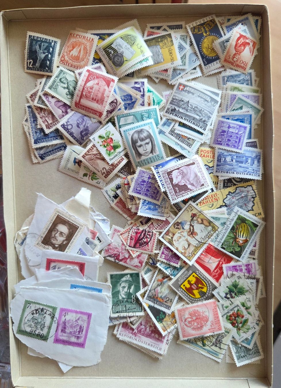 Alle Briefmarken: 2 Briefmarkenalben mit hunderten von Marken – Gebraucht aus Gossau SG von oreliefredy 2