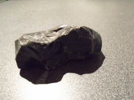 Stein schwarz, glänzend