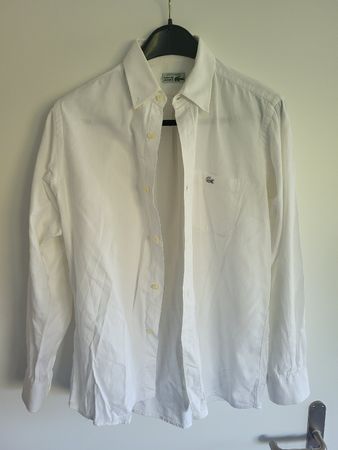 Hemd Lacoste Weiss. Grosser Kaffeefleck auf rechtem Ärmel.