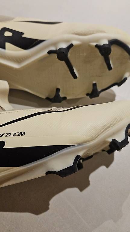 Scarpe da uomo: Nike Fussballschuhe Gr.36.5 – Usato da Wiedlisbach venduto da Papillon83 1