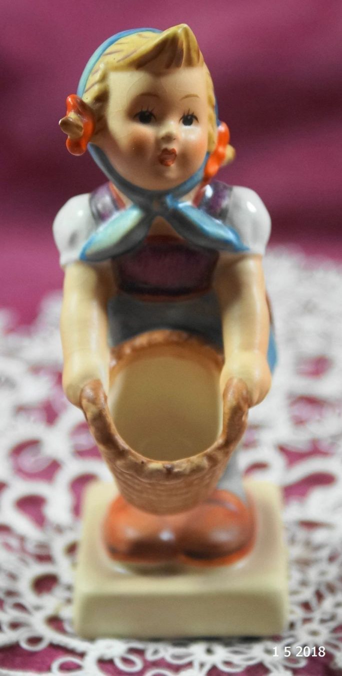 Hummel Statuette: Hummel Goebel Mädchen mit Korb 1972-78 – Usato da Basel venduto da The_Onliners