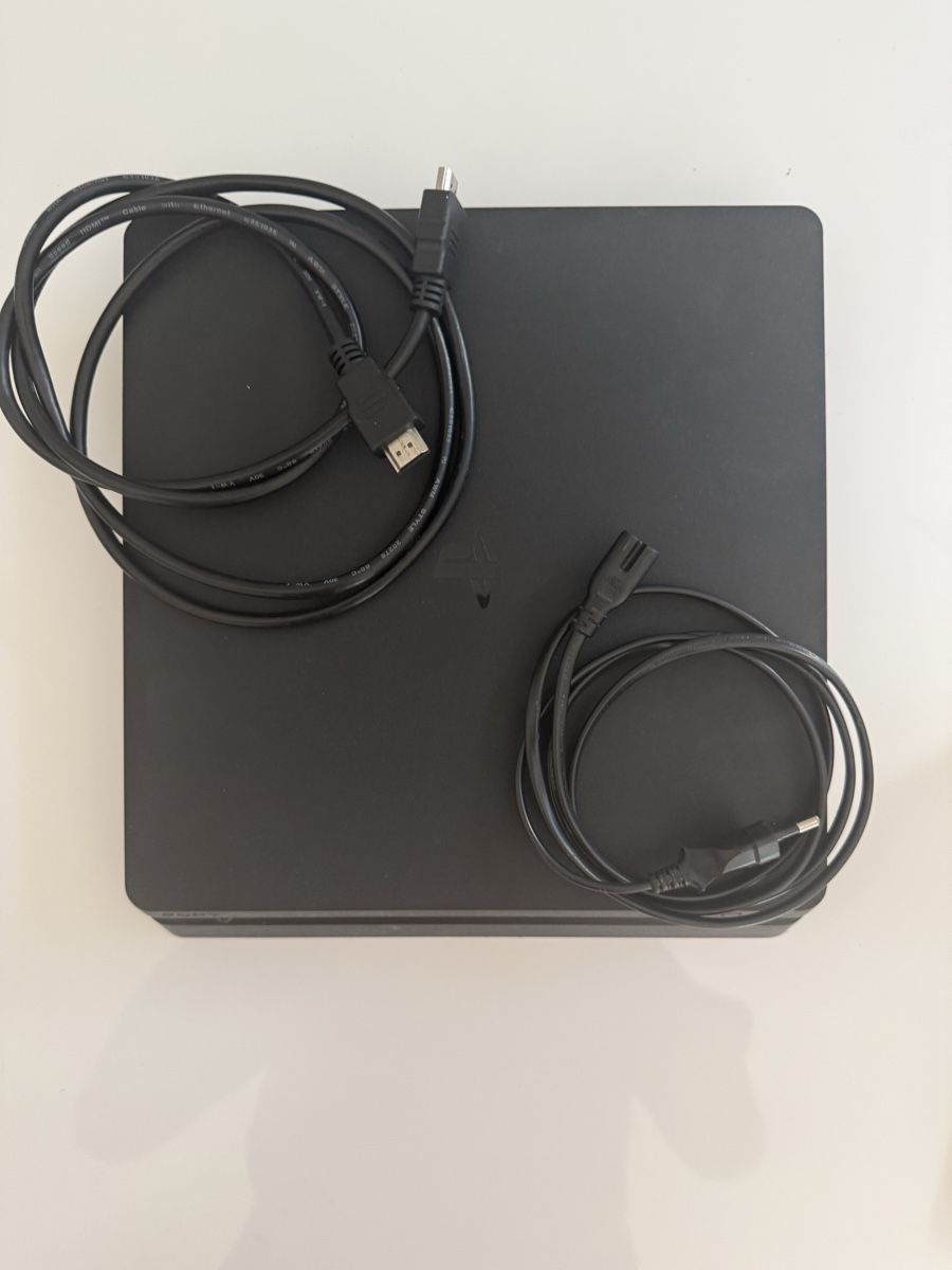 Sony Consoles: PS4 - avec câbles ( sans manette ) – D'occasion à Geneve par anavicente