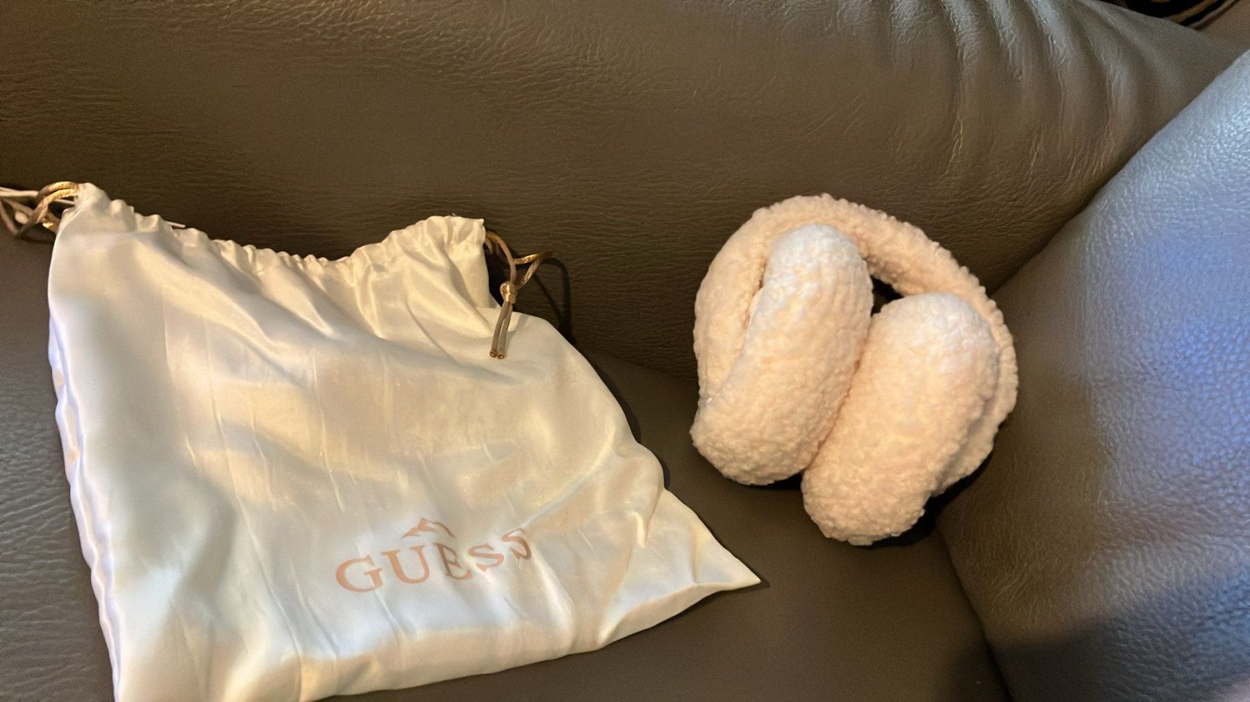 Guess Hüte, Mützen & Caps: Paraorecchi Guess "collezione montagna" – Neu (gemäss Beschreibung) aus Melano von H-Sara