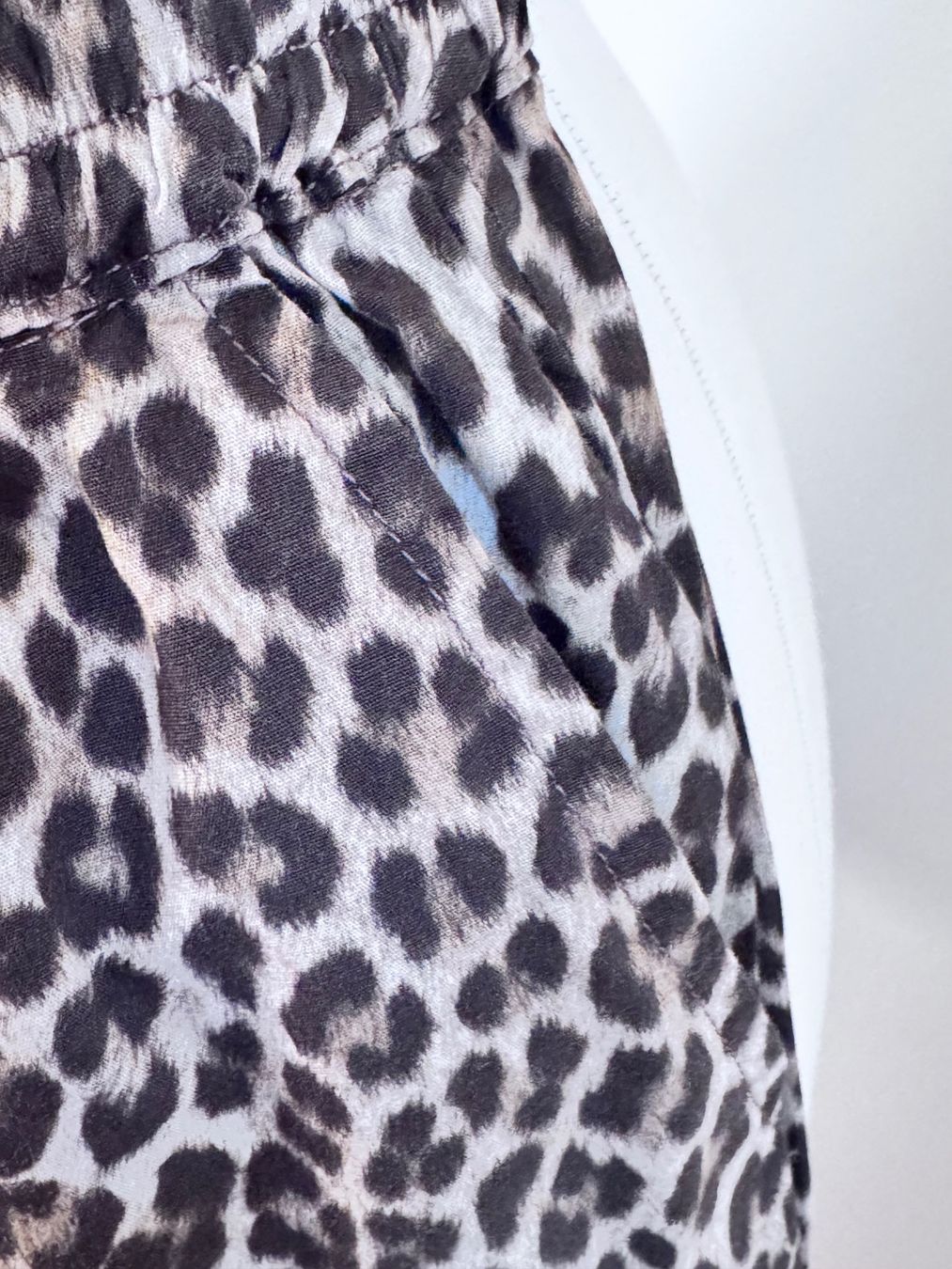 Pantaloni: Leichte Hose mit Leo-Muster – Nuovo (secondo la descrizione) da Mörschwil venduto da Mirka019 6