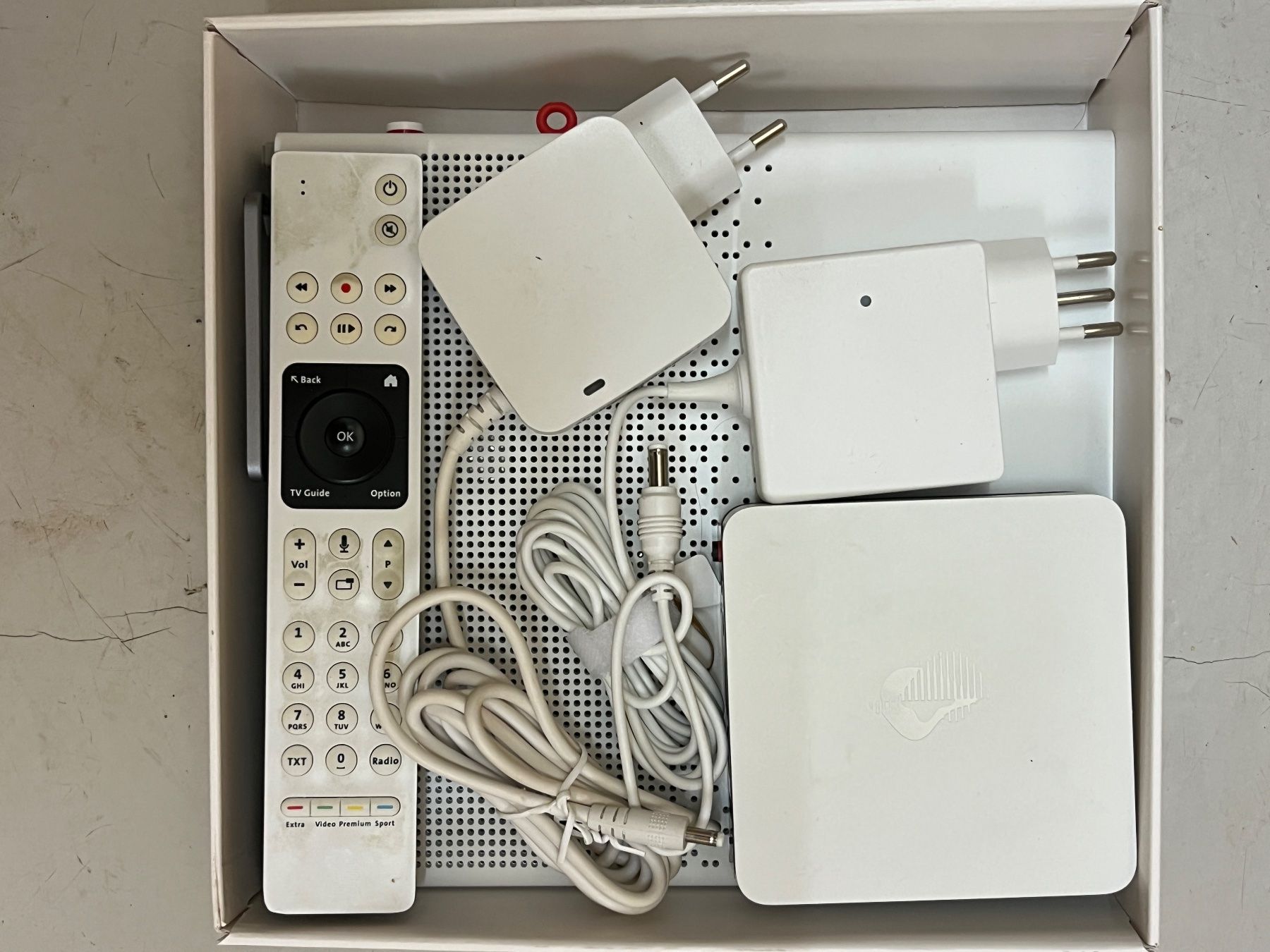 Swisscom Modems & Router: Swisscom Internet Box 4 mit TV-Box IP1400 – Gebraucht aus La Plaine von sil4555