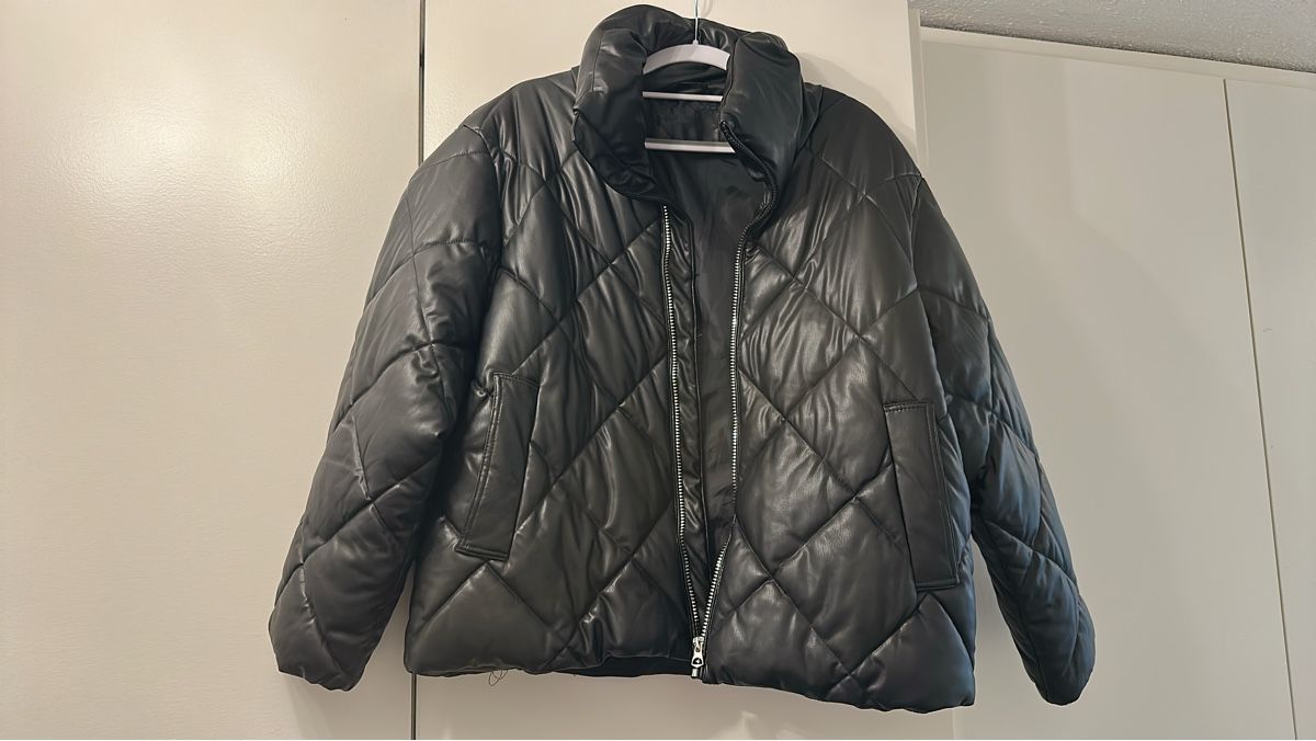 Giacche: Steppjacke Kunstleder schwarz Grösse M neuwertig – Nuovo (secondo la descrizione) da Dietikon venduto da vithya88