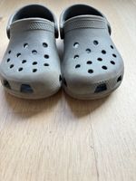 Crocs Kinder, Grösse 10 ( EU: 27/28) Grau
