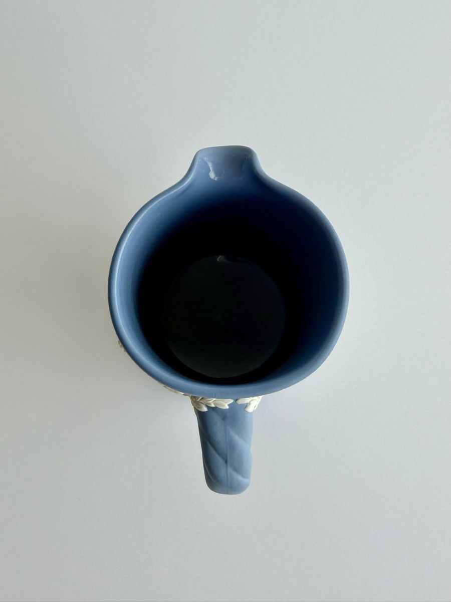 Karaffen: Pichet Wedgwood Jasperware bleu modèle antique – Gebraucht aus Genève von mar_nd6c 1
