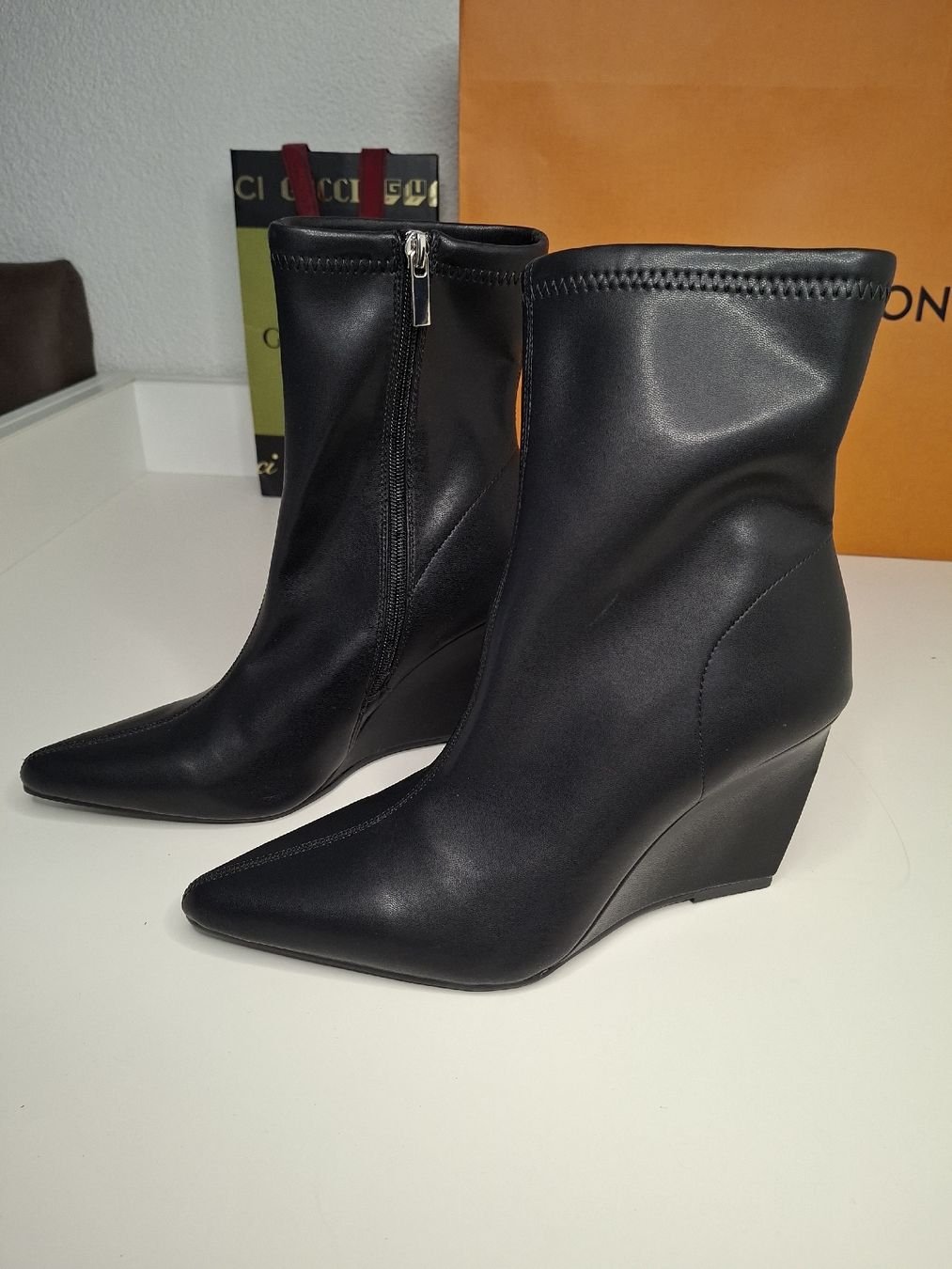 Scarpe da donna: Stiefeletten Keilabsatz schwarz  – Nuovo (secondo la descrizione) da Huttwil venduto da DealAlpina 1