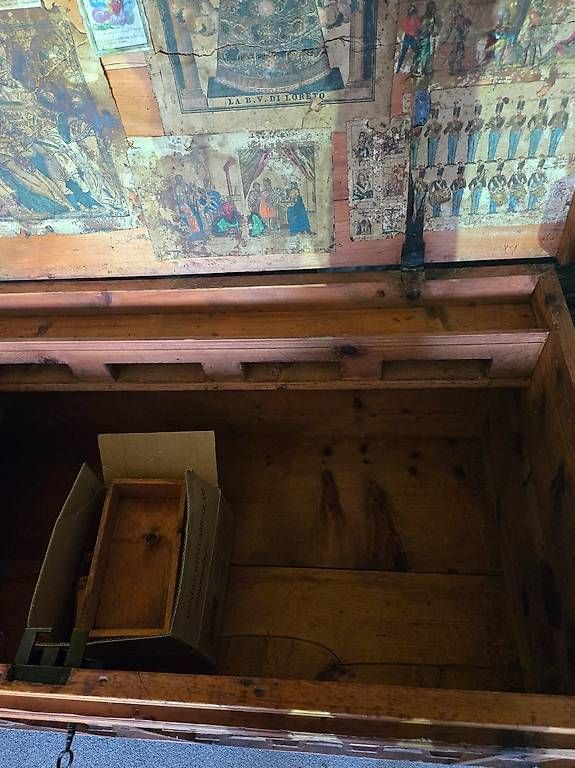 Cassapanche: Antike Bauerntruhe mit religiöser Innenbemalung – Usato da Feusisberg venduto da ale_7bs2 1