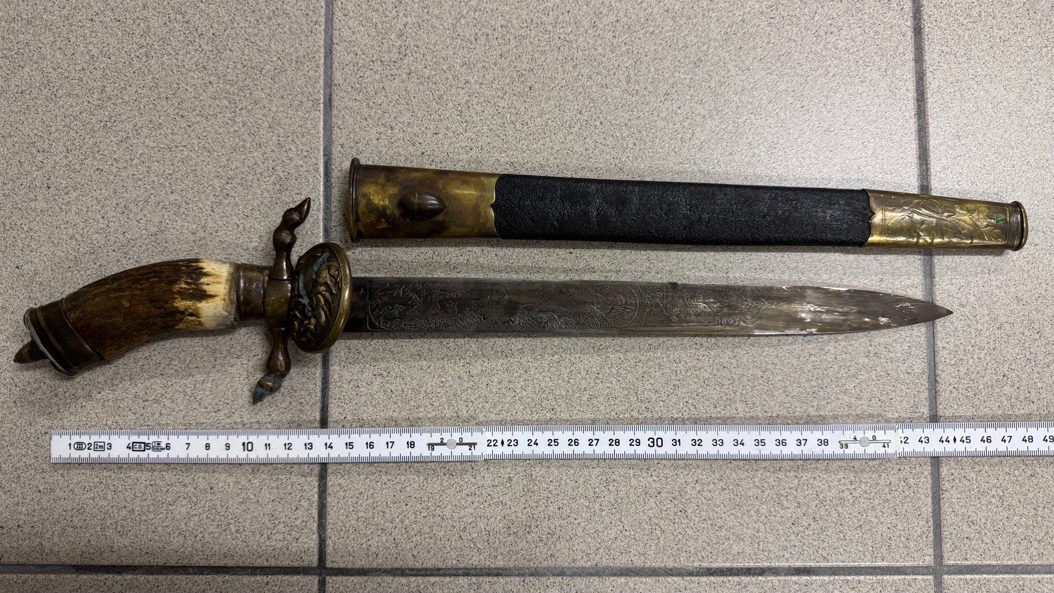 Accessori: Antiker Hirschfänger mit Hirschhorngriff – Usato da Bremgarten AG venduto da Schussi