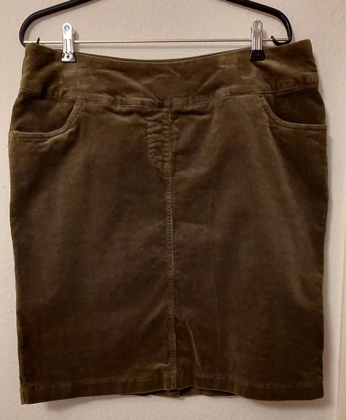 Röcke: BPC Cord Rock Gr. 44 / L - dunkel oliv - stretch – Gebraucht aus Oberwil BL von Hunajakakku