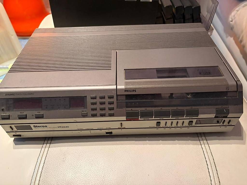 Tutti i VHS: Philips Video 2000 Perfettamente funzionante + videocassette – Usato da Coldrerio venduto da Dante_Channel