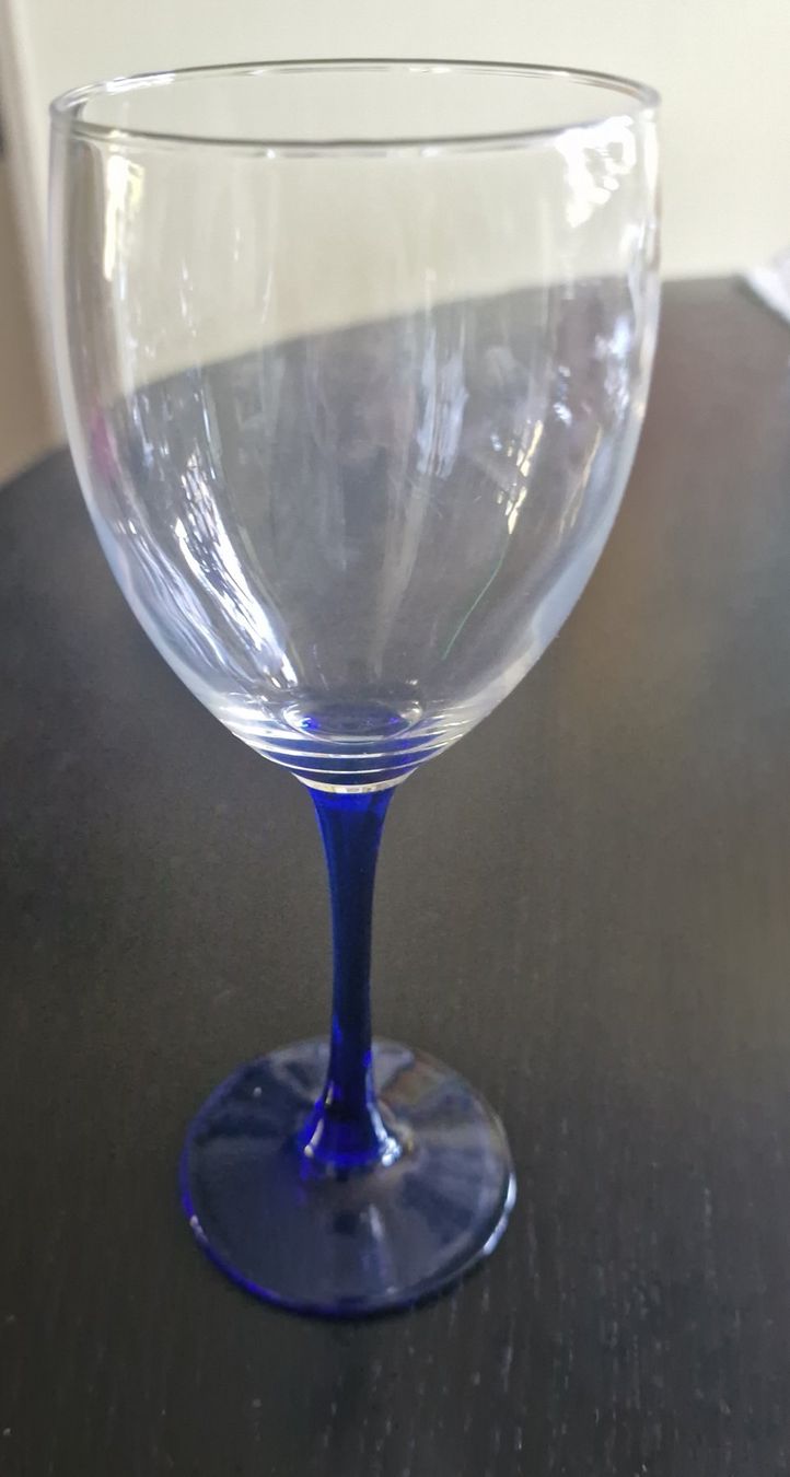Bicchieri: Weinglas mit blauem Stil – Usato da Regensdorf venduto da surber54