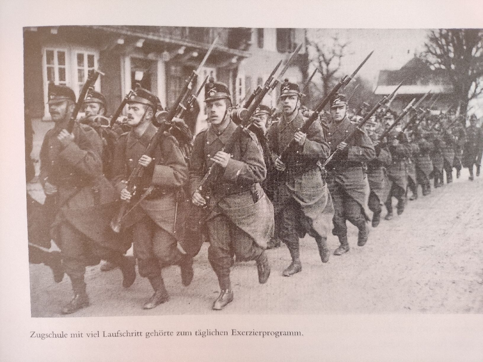 Libri: Schweizer Armee Militär Buch von 1970 – Usato da Schwanden Sigrisw venduto da pho_2mc9 5