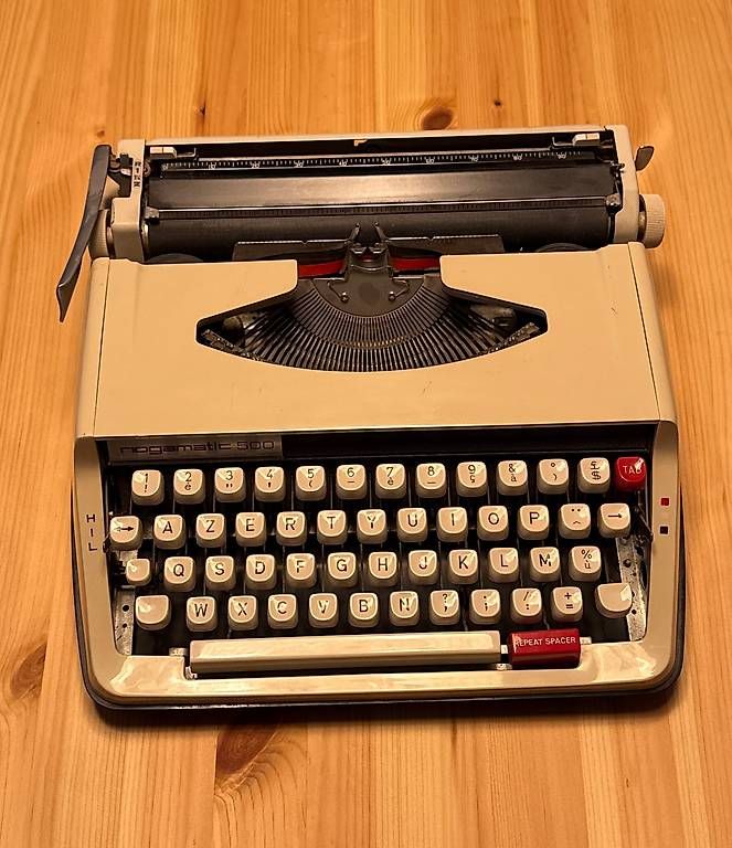 Macchine da scrivere: Machine à écrire vintage Rogamatic 500  AZERTY   – Usato da Prilly venduto da arn_2dbc