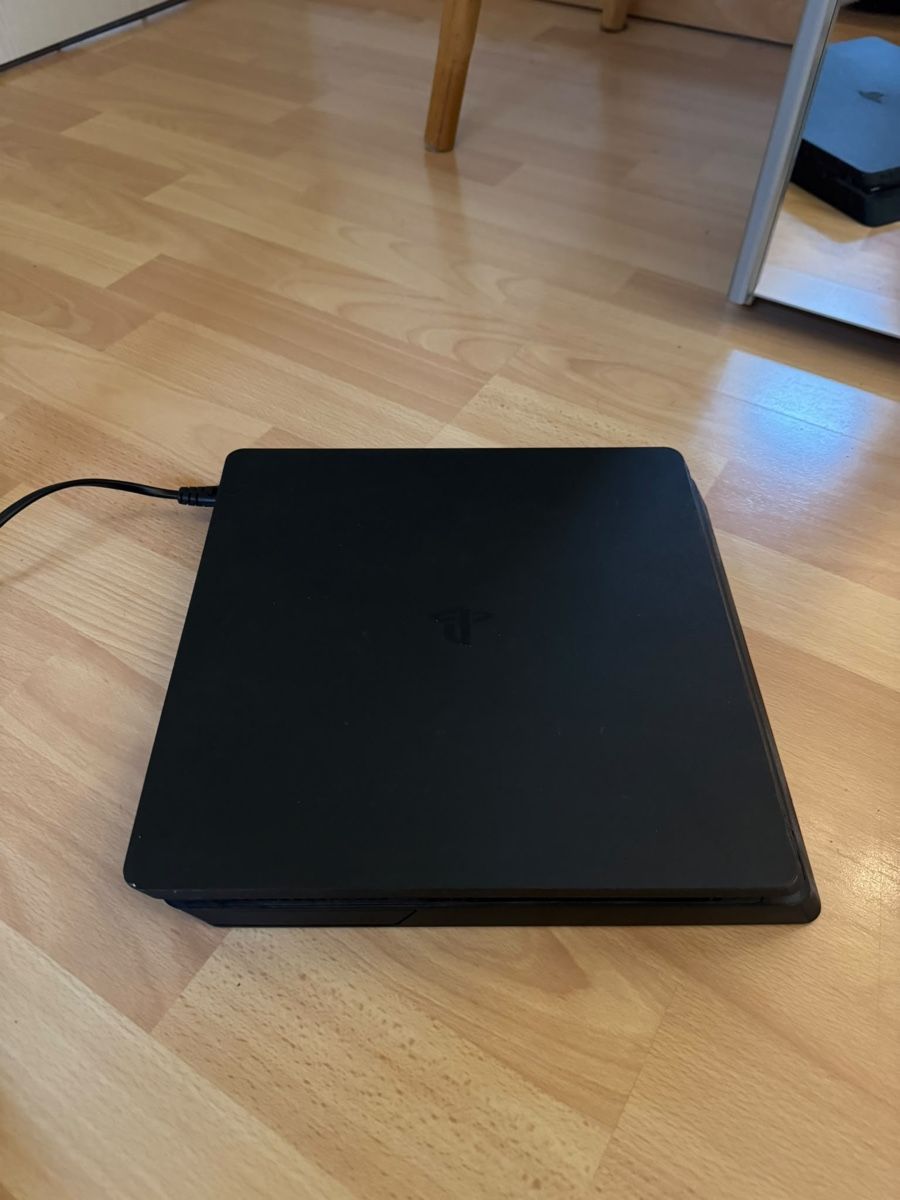Sony Konsolen: PS4 Slim Konsole + 2 Controller , Top Zustand – Neu (gemäss Beschreibung) aus Roggwil BE von Alee.scd