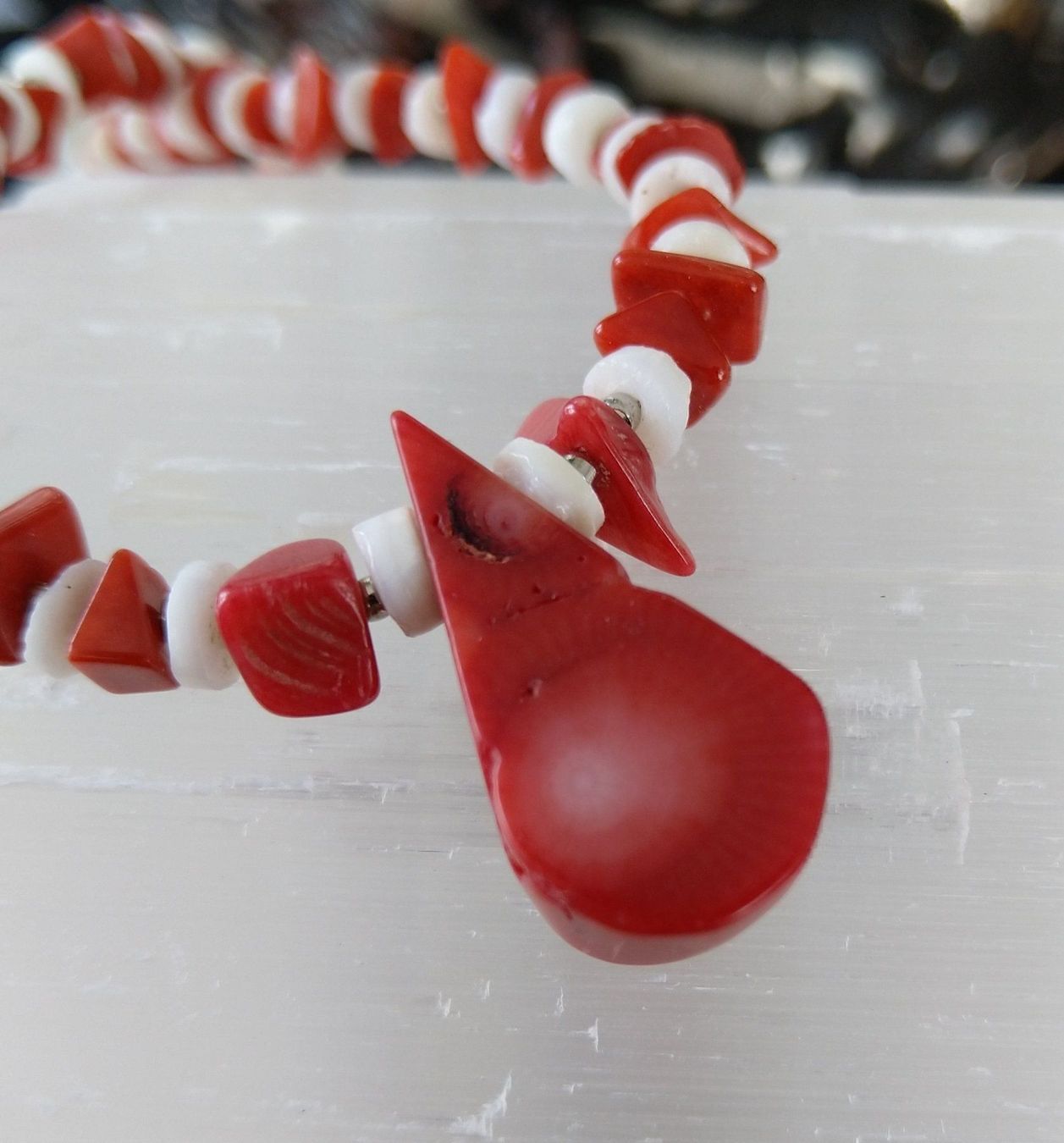 Catenine: KORALLEN KETTE WEISS UND ROT – Usato da Romanshorn venduto da BoutiqueA 2